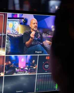 Claudio Galvan Instagram - Atenção, pode parecer que esse episódio foi dublado… rs.
Hoje, @netonizo recebe no Nizológico mais uma lenda da dublagem, @claudiogalvan . Conhecido por dar voz a personagens inesquecíveis como Pato Donald, Garfield, Ursinho Pooh, Wall-E, Megamente e muitos outros. Nizo e Galvan abordam os desafios de trazer vida a personagens icônicos, experiências pessoais e como seus personagens influenciaram sua carreira e a cultura pop.

Novamente, foi um encontro de gigantes e uma aula sobre dublagem, repleta de humor e nostalgia. Perfeito para fãs de animações, filmes e todos que admiram a arte da dublagem.

Detalhe importante: hoje você vai aprender a imitar o Pato Donald; teve até tutorial.

Pegue a pipoca e aperte o play, afinal, aqui a gente cria o bicho solto.

#Nizológico #nizoneto #Claudiogalvan #dublagem #dublagembrasil #patodonald #dubladores