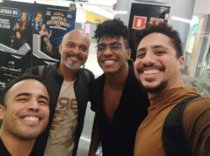 Claudio Galvan Instagram - 🧟‍♂️🧠 O JOVEM FRANKENSTEIN 

Hoje a Transilvânia recebeu também a visita da Savana! @jose.diaaz_ e @thalescesarofc são os Simbas da nova montagem de "O Rei Leão", da @t4fmusicais, a qual tive o prazer de interpretar o Zazu na primeira montagem, em 2013/2014!