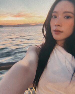 Cloud Wan Instagram - Happy birthday to me 🤍

I find happiness in the simplest of things. 
Sunsets, good food, and you guys.

Thanks for spoiling me 😝

簡單、快樂、安心、幸福
有你們，很好❤️