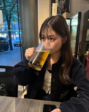 Cocoro Ebino Instagram - ビールってなんであんなに最初の一口美味しいの！？🍺
去年の夏ビール毎日飲んでたら10kg太ったので、しばらく我慢してビールを飲んでも月１にしたら、-7kg痩せましたあ🫡ビール恐るべし🍻
この日はその月1の1です☝️
#カナダ#居酒屋 #カナダ居酒屋 #ビール