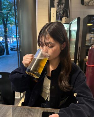 Cocoro Ebino Instagram - ビールってなんであんなに最初の一口美味しいの！？🍺
去年の夏ビール毎日飲んでたら10kg太ったので、しばらく我慢してビールを飲んでも月１にしたら、-7kg痩せましたあ🫡ビール恐るべし🍻
この日はその月1の1です☝️
#カナダ#居酒屋 #カナダ居酒屋 #ビール