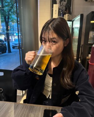 Cocoro Ebino Instagram - ビールってなんであんなに最初の一口美味しいの！？🍺
去年の夏ビール毎日飲んでたら10kg太ったので、しばらく我慢してビールを飲んでも月１にしたら、-7kg痩せましたあ🫡ビール恐るべし🍻
この日はその月1の1です☝️
#カナダ#居酒屋 #カナダ居酒屋 #ビール