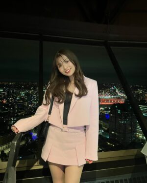 Cocoro Ebino Instagram - 22.

22歳になりました.🌻
すっごくあっという間な22年間...両親にとっても感謝です...💐
ずっとなんだか、まだ大人では無い、大人になりきれてない、大人とは？？？という感じでしたがいざ22歳になって22という数字を見るとそろそろしっかりと大人にならないと...と焦っている自分がいるのも事実です😂

カナダで2年間も歳を重ねるとは去年の今頃は思ってもみませんでしたがきっとこの2年間の誕生日、私の人生の中では特に濃い思い出になるのかなと思います✨

焦らず、自分をしっかりと持った素敵な女性になれるようにカナダでたくさん吸収してこようと思います🇨🇦🍁

こうしてこの様な報告ができるのも、いつも応援してくださっている皆様が待っていてくださるからです。改めてありがとうございます。トークポートで皆さんと久しぶりにお話しできて私の方が元気を貰えているのに、お話しした皆さんが嬉しそうにしてくださる顔を見て、本当に私は幸せ者だなと実感しました。これからも自信を持って私を応援してると言ってもらえる様に頑張るので応援よろしくお願い致します。

みんなのことが大好きです💞

長々とお話ししてしまいましたが、とりあえずこれから海老野心らしく元気に明るく過ごしていくので、皆さんもハッピーな毎日を送ってくださいね💝
これからもよろしくお願いします🎀

#カナダ  #バンクーバー　#canada #vancouver