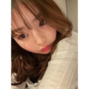Cocoro Ebino Instagram - 新年のご挨拶遅れてしまいました😭
あけましておめでとうございます🌅
新年早々、地震などによって大変な状況が今もなお続いてると思われます。
少しでも早い復興、皆様の健康、安全を心から願っております。

クリスマスに手を火傷してしまい私も中々思うような生活ができていませんがこれもいい経験として日々火傷した方の手と闘ってます🫤
2024年はどんな一年にしようかな...💭
いつも応援してくださっている皆様が今年も素敵な一年になりますように✨
その幸せの一部が私でいられるように私にできることをカナダにいても頑張りたいと思います！！
今年も皆さんのことが大好きです🫶🏻

久しぶりの自撮りあげておきます🫣