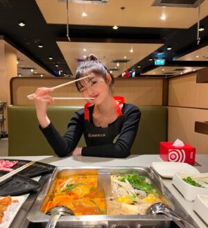 Cocoro Ebino Instagram - HaiDiLao!!!!!!
中国スタイルの鍋🍲
日本にもこの店舗あるみたいで日本のも行ってみたい〜！！
#hotpot #Vancouver #canada