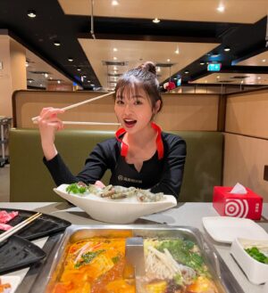 Cocoro Ebino Instagram - HaiDiLao!!!!!!
中国スタイルの鍋🍲
日本にもこの店舗あるみたいで日本のも行ってみたい〜！！
#hotpot #Vancouver #canada