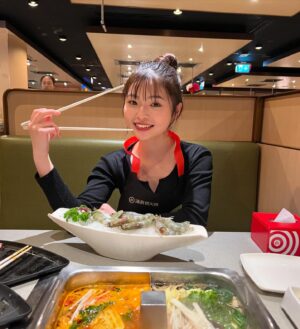 Cocoro Ebino Instagram - HaiDiLao!!!!!!
中国スタイルの鍋🍲
日本にもこの店舗あるみたいで日本のも行ってみたい〜！！
#hotpot #Vancouver #canada