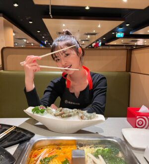 Cocoro Ebino Instagram - HaiDiLao!!!!!!
中国スタイルの鍋🍲
日本にもこの店舗あるみたいで日本のも行ってみたい〜！！
#hotpot #Vancouver #canada