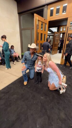 Coffey Anderson Instagram - 1. Do y’all see @criscilla in this dress!? 🤤

2. ACM week has been crazy but so much fun.

3. What’s wrong with me? 😂

Honky Tonk this up is out now on all platforms! Thanks @symphonicdistro for getting this thing rolling 🙏🏽

#ACM #acmawards #married #countrymusic #newmusic #newmusicfriday