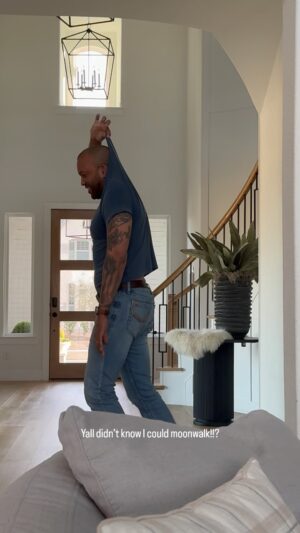 Coffey Anderson Instagram - I’ll never be this smooth again. 
But I did it once and we got it on video! 🙌🏽 

See yall in Navasota, TX for my full band show on Texas Independence Day. March 2nd 

#coffeyanderson #moonwalk #countryboy #michaeljackson #funny