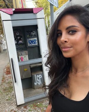 Collien Ulmen-Fernandes Instagram - In Berlin. Vor einem Relikt der Vergangenheit.

An die Jüngeren da draußen: Was ist das? 🤔