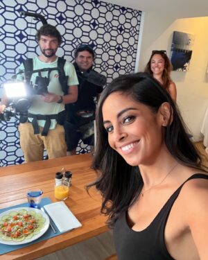 Collien Ulmen-Fernandes Instagram - Beim Interview für das ZDF, anlässlich meiner neuen Sendung „Body Bits - Geheimnisse des Körpers“ in der ich das Wunderwerk Körper ergründen darf. Wir begeben uns auf Expedition durch unser Innerstes vom Gehirn bis in den Darm, beleuchten neueste wissenschaftliche Studien zu den jeweiligen Themen, erklären wie man sein Immunsystem stärkt, Alterungsprozesse hinauszögert, wie das Gehirn Sprachen erlernt, welche Rolle Darmbakterien spielen, wenn es um psychische Gesundheit geht, wie man sein Gedächtnis trainiert, etc. 
Lernt die komplexen Prozesse, die tagtäglich in euch vor sich gehen, besser kennen und verstehen. 

In Body Bits - Geheimnisse des Körpers

Link zu Folge 1 oben in der Bio ⬆️