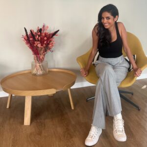 Collien Ulmen-Fernandes Instagram - Grüße aus der ZDF-Garderobe, werte Insta-Dudes.
Heute war ich bei VOLLE KANNE, anlässlich meiner neuen Sendung, die sich mit dem Körper befasst.
In Folge 1 gehen wir in aller Ausführlichkeit der Frage nach: „Warum redet der Darm mit dem Gehirn?“ 
Worüber tauschen die sich aus?

Darm-Hirn-Achse nennt sich diese Standleitung, 
über die rege miteinander kommuniziert wird. Bis vor kurzem dachte man, dass die Kommunikation hauptsächlich vom Gehirn ausgeht. Tatsächlich geht sie jedoch zu 90 % vom Darm aus. Der Darm und die Darmbakterien beeinflussen massiv die Vorgänge in unserem Gehirn.
Einige Erkrankungen des Hirns entstehen sogar im Darm, klettern über den Vagusnerv hinauf in den Kopf. 
Der Darm beeinflusst auch unsere psychische Gesundheit. Inwiefern?
Das erfahrt ihr in:

„Warum redet der Darm mit dem Gehirn?“

Die erste Folge von:

„Body Bits - Geheimnisse des Körpers“

Ab heute jeden Donnerstag exklusiv auf Audible.

In den nächsten Ausgaben widmen wir uns u.a. den Faszien, dem Gedächtnis, dem Altern, der Atmung, dem Geschmackssinn oder dem Immunsystem, dazu gibt es neueste wissenschaftlichen Studien und spannende Experimente.

Bin gespannt, wie ihr es findet..

🔬🧪🧫 🧠👅👁️🫁🧬🦠🫀

#BodyBits #GeheimnisseDesKörpers

Link zu Folge 1 in der Bio ⬆️