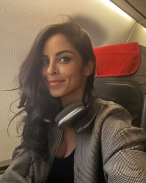 Collien Ulmen-Fernandes Instagram - Auf dem Weg nach Düsseldorf, denn morgen gibt es Frühstück auf ZDF-Kosten, bei Volle Kanne… 🤗
🙌🏽 🍳 🧈🥞🥨🥯🥐🧀🥪☕️👍🏽 
Dort promote ich nämlich meine neue Sendung „Body Bits - Geheimnisse des Körpers“ in der wir uns auf eine Expedition durch den Körper begeben, tief hinein zu unseren Zellen, Hormonen und Neurotransmittern, in unser Nervensystem, zu unseren Blutbahnen und Muskelsträngen. 
Ich ergründe in dem Format unser Innerstes. 
Dazu gibt es Einblicke in die neuesten wissenschaftlichen Studien, ich lasse Protagonistinnen und Protagonisten mit persönlichen Geschichten zu dem jeweiligen Thema zu Wort kommen.

Morgen am Tag der VÖ hier dann noch mal in aller Ausführlichkeit sehr viel mehr dazu.

Aber erstmal VOLLE KANNE am 25.07 um 9:05 Uhr - 10:30 Uhr im ZDF