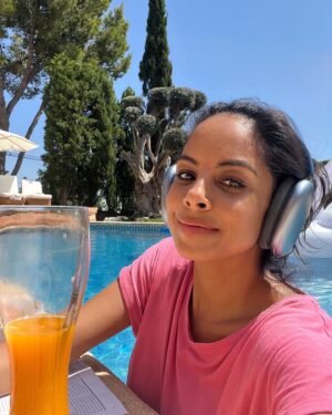 Collien Ulmen-Fernandes Instagram - Home-Office auf Mallorca.
Genau so, wie man es sich im Klischee vorstellt.
