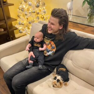 Colton Gobbo Instagram - what’re the chances that i ran into 8 people (plus a baby & a dog) wearing the SAME sweater?!
pretty high actually, my mom bought them all.
the season 2 premiere of @sonofacritchtv is streaming now on @cbcgem!
unbelievably proud of everyone involved. there’s some exciting stuff in store! 📻💛
#SOAC2