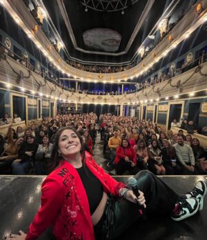 Connie Ballarini Instagram - CORDOBA ❤️🙌🏽
Que locura! 4 FUNCIONES EN 2 DÍAS… que fin de semana hermoso genteeeee, quede extasiada de tanta risa y anécdotas divertidas que me contaron…
Entre la que se enganchó en un tiroteo, el fletero y la del peaje me hicieron la noche 
Mucho cupido 💘 dos parejas por primera vez hicieron Match en las funciones … ese palco de la izq estaba cargadiiiisimo.  Enzo prometió ir contando cómo sigue todo ! 
Muy genial la madre sexy que todos estaban contra ella … y cómo olvidar la que rompió el 🍆, la que se encontró con una percha ahí abajo y el chongo q salio del closet en el trío ! 
Cuantas cosasssssss dios! Me voy acordando y lloro de risa … gracias x venir a jugar conmigo, por enseñarnos a hacer los nudos 🪢 para una noche Hot o para un campamento 😂 
Y el momento bricolage con la foto en el dild# fue ESPECTACULAR! 😂
Yo creo q además de fernet a partir de ahora van a tomar fresita 🤩 

Gracias x tanto ! 
Los amo y espero que nos encontremos prontito para volver reír a carcajadas como estos días. Gracias 

💕 Si estuviste en alguna de las funciones contame! Amo leerlos 👇🏽

Pd: nunca más van a poder ver un baile de folclore sin reírse recordando la anécdota de la chica bailando p calentar a su novio ! 

Pd: en la última foto no sé si soy La mona o Lili 😂