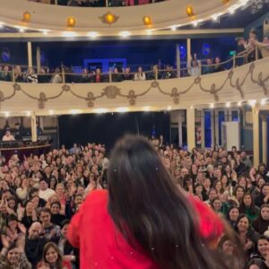 Connie Ballarini Instagram - CORDOBA ❤️🙌🏽
Que locura! 4 FUNCIONES EN 2 DÍAS… que fin de semana hermoso genteeeee, quede extasiada de tanta risa y anécdotas divertidas que me contaron…
Entre la que se enganchó en un tiroteo, el fletero y la del peaje me hicieron la noche 
Mucho cupido 💘 dos parejas por primera vez hicieron Match en las funciones … ese palco de la izq estaba cargadiiiisimo.  Enzo prometió ir contando cómo sigue todo ! 
Muy genial la madre sexy que todos estaban contra ella … y cómo olvidar la que rompió el 🍆, la que se encontró con una percha ahí abajo y el chongo q salio del closet en el trío ! 
Cuantas cosasssssss dios! Me voy acordando y lloro de risa … gracias x venir a jugar conmigo, por enseñarnos a hacer los nudos 🪢 para una noche Hot o para un campamento 😂 
Y el momento bricolage con la foto en el dild# fue ESPECTACULAR! 😂
Yo creo q además de fernet a partir de ahora van a tomar fresita 🤩 

Gracias x tanto ! 
Los amo y espero que nos encontremos prontito para volver reír a carcajadas como estos días. Gracias 

💕 Si estuviste en alguna de las funciones contame! Amo leerlos 👇🏽

Pd: nunca más van a poder ver un baile de folclore sin reírse recordando la anécdota de la chica bailando p calentar a su novio ! 

Pd: en la última foto no sé si soy La mona o Lili 😂