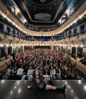 Connie Ballarini Instagram - CORDOBA ❤️🙌🏽
Que locura! 4 FUNCIONES EN 2 DÍAS… que fin de semana hermoso genteeeee, quede extasiada de tanta risa y anécdotas divertidas que me contaron…
Entre la que se enganchó en un tiroteo, el fletero y la del peaje me hicieron la noche 
Mucho cupido 💘 dos parejas por primera vez hicieron Match en las funciones … ese palco de la izq estaba cargadiiiisimo.  Enzo prometió ir contando cómo sigue todo ! 
Muy genial la madre sexy que todos estaban contra ella … y cómo olvidar la que rompió el 🍆, la que se encontró con una percha ahí abajo y el chongo q salio del closet en el trío ! 
Cuantas cosasssssss dios! Me voy acordando y lloro de risa … gracias x venir a jugar conmigo, por enseñarnos a hacer los nudos 🪢 para una noche Hot o para un campamento 😂 
Y el momento bricolage con la foto en el dild# fue ESPECTACULAR! 😂
Yo creo q además de fernet a partir de ahora van a tomar fresita 🤩 

Gracias x tanto ! 
Los amo y espero que nos encontremos prontito para volver reír a carcajadas como estos días. Gracias 

💕 Si estuviste en alguna de las funciones contame! Amo leerlos 👇🏽

Pd: nunca más van a poder ver un baile de folclore sin reírse recordando la anécdota de la chica bailando p calentar a su novio ! 

Pd: en la última foto no sé si soy La mona o Lili 😂