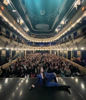 Connie Ballarini Instagram - CORDOBA ❤️🙌🏽
Que locura! 4 FUNCIONES EN 2 DÍAS… que fin de semana hermoso genteeeee, quede extasiada de tanta risa y anécdotas divertidas que me contaron…
Entre la que se enganchó en un tiroteo, el fletero y la del peaje me hicieron la noche 
Mucho cupido 💘 dos parejas por primera vez hicieron Match en las funciones … ese palco de la izq estaba cargadiiiisimo.  Enzo prometió ir contando cómo sigue todo ! 
Muy genial la madre sexy que todos estaban contra ella … y cómo olvidar la que rompió el 🍆, la que se encontró con una percha ahí abajo y el chongo q salio del closet en el trío ! 
Cuantas cosasssssss dios! Me voy acordando y lloro de risa … gracias x venir a jugar conmigo, por enseñarnos a hacer los nudos 🪢 para una noche Hot o para un campamento 😂 
Y el momento bricolage con la foto en el dild# fue ESPECTACULAR! 😂
Yo creo q además de fernet a partir de ahora van a tomar fresita 🤩 

Gracias x tanto ! 
Los amo y espero que nos encontremos prontito para volver reír a carcajadas como estos días. Gracias 

💕 Si estuviste en alguna de las funciones contame! Amo leerlos 👇🏽

Pd: nunca más van a poder ver un baile de folclore sin reírse recordando la anécdota de la chica bailando p calentar a su novio ! 

Pd: en la última foto no sé si soy La mona o Lili 😂