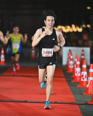 Copter Panuwat Kerdthongtavee Instagram - My hair was flying to New PB!!
“SWU RUN TOGETHER 2024” 🤍♥️

10K
TIME 52:54
PACE 5:18

ถือโอกาศดีๆ มศว ครบรอบ 75 ปี เด็กรหัส 58 ขอกลับมาเยี่ยมบ้านสักหน่อย หลังจากไม่ได้มีโอกาสมาแถวๆ นี้เลย ดีเทลที่มหาลัยเปลี่ยนไปบ้างเล็กน้อย แต่ก็ชวนให้นึกถึงสมัยที่ยังเรียนอยู่ ♥️

สนามนี้ ตั้งใจมาเก็บ PB นี่แหล่ะ จริงๆ อยากวิ่งให้ได้เร็วกว่านี้อีกนิด แต่ติดที่อากาศ!! สภาพเหมือนซ้อมตกนรกมาก ร้อนอบอ้าวชนิดที่ไม่มีลมปะทะตัวเลย วิ่งคว้าน้ำเย็นทุกจุดรับน้ำมาราดตัวรัวๆ แล้วที่ขำคือตลอดระยะทางการวิ่งของตัวเองไม่รู้ตัวเลยว่ารองเท้ากัด!! 

มารู้ตัวอีกทีคือหลังจากเข้าเส้นชัยไปเปลี่ยนรองเท้า ป๊าดดด แสบแท้ ทะลุถุงเท้า 55555 (เป็นเหตุการณ์ที่ไม่เคยเกิดขึ้นกับรองเท้าคู่นี้เลยน่าจะรัดเชือกแน่นไปหน่อย 🥲)

แต่โดยรวมคือสนุกมากๆฮะ แถมได้กลับมาเยี่ยมบ้าน มศว ด้วย ฟินๆ ครับ

#SWURUNTOGETHER2024 #SWU #ทีมมศว #มศว 
#run #running #10k #minimarathon #marathon