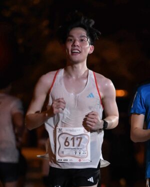 Copter Panuwat Kerdthongtavee Instagram - My first race of this year

10K
TIME 54:36
PACE 5:28
PB!

ครั้งนี้จบแบบไม่เจ็บเลย สนามนี้ไม่ง่ายอย่างที่คิด ด้วยความที่มี 4 สะพาน 🥹 แต่สนามที่แล้วมีประสบการณ์กับสะพานมาแล้ว ก็เลยเตรียมตัวมาประมาณนึง แถมอากาศร้อน!! ร้อนกว่าที่คิดพอสมควร แต่ก็ผ่านมาได้ ด้วยเทคนิคและการลาก จากพี่ @earth_oscar #Fullturnmarathon แรกๆ ก็วิ่งเพื่อสุขภาพ เข้าสองกิโลสุดท้ายคือ วิ่งเพื่อกายภาพละ 🤣 สับ PACE 5:00 แบบมันส์สุดๆ ขอบคุณด้วยฮะะ

โดยรวมถือว่าตัวเองพัฒนาขึ้นเยอะจากจุดเริ่มต้น จากที่ผ่านมาสองสนามไม่เคยเข้า SUB 1 แต่ด้วยเป้าหมายที่ตั้งไว้แต่ต้น ก็เลยพยายามซ้อมมาตลอด มีหยุดเนื่องด้วยการเจ็บข้างเข่าของตัวเองบ้างแต่ก็พยายามรักษา พยายามซ้อม เท่าที่เราจะไม่บาดเจ็บจนเป็นผลลัพธ์ในวันนี้ 🏃🏻🎉

เอาจริงสนุกมากนะ ตื่นตั้งแต่ตี 1:50 ขับรถลุยจากราชพฤกษ์ไปถึงลาดกระบัง ขาไปก็ขับรถเพลินๆ ขับขากลับตะคริวแทบกิน 🤣 แต่แฮปปี้มากมีความสุขมากก

#SPO42K
#SIAMPREMIUMOUTLETBANGKOK42K
#RUNNING