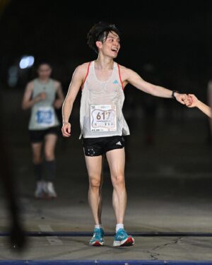 Copter Panuwat Kerdthongtavee Instagram - My first race of this year

10K
TIME 54:36
PACE 5:28
PB!

ครั้งนี้จบแบบไม่เจ็บเลย สนามนี้ไม่ง่ายอย่างที่คิด ด้วยความที่มี 4 สะพาน 🥹 แต่สนามที่แล้วมีประสบการณ์กับสะพานมาแล้ว ก็เลยเตรียมตัวมาประมาณนึง แถมอากาศร้อน!! ร้อนกว่าที่คิดพอสมควร แต่ก็ผ่านมาได้ ด้วยเทคนิคและการลาก จากพี่ @earth_oscar #Fullturnmarathon แรกๆ ก็วิ่งเพื่อสุขภาพ เข้าสองกิโลสุดท้ายคือ วิ่งเพื่อกายภาพละ 🤣 สับ PACE 5:00 แบบมันส์สุดๆ ขอบคุณด้วยฮะะ

โดยรวมถือว่าตัวเองพัฒนาขึ้นเยอะจากจุดเริ่มต้น จากที่ผ่านมาสองสนามไม่เคยเข้า SUB 1 แต่ด้วยเป้าหมายที่ตั้งไว้แต่ต้น ก็เลยพยายามซ้อมมาตลอด มีหยุดเนื่องด้วยการเจ็บข้างเข่าของตัวเองบ้างแต่ก็พยายามรักษา พยายามซ้อม เท่าที่เราจะไม่บาดเจ็บจนเป็นผลลัพธ์ในวันนี้ 🏃🏻🎉

เอาจริงสนุกมากนะ ตื่นตั้งแต่ตี 1:50 ขับรถลุยจากราชพฤกษ์ไปถึงลาดกระบัง ขาไปก็ขับรถเพลินๆ ขับขากลับตะคริวแทบกิน 🤣 แต่แฮปปี้มากมีความสุขมากก

#SPO42K
#SIAMPREMIUMOUTLETBANGKOK42K
#RUNNING