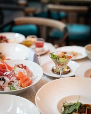 Copter Panuwat Kerdthongtavee Instagram - Celebrate Mother’s Day with a delightful Sunday brunch🥂🩵 at @anantarasiambangkok

ร่วมฉลองวันแม่ปีนี้ไปกับ Sunday Brunch International & Seafood Premium Buffet ที่โรงแรมอนันตราสยาม กรุงเทพฯ เต็มอิ่มไปด้วยอาหารหลากหลายให้ทุกคนในครอบครัวได้อิ่มอร่อยไปด้วยกัน 

✨พิเศษ! คุณแม่รับประทานฟรี (เมื่อจ่ายร่วมกับผู้ใหญ่ 2 ท่าน/โต๊ะ) และรับต้นมะลิเป็นของที่ระลึก เฉพาะวันที่ 11 สิงหาคมนี้ตั้งแต่เวลาเที่ยง - 15.30 น. เท่านั้น

🔖ราคาแพคเกจเริ่มต้นที่ 2,700 บาท  
📞 สอบถามรายละเอียดเพิ่มเติม หรือสำรองโต๊ะล่วงหน้าได้ที่โทร. 02-126-8866

#AnantaraSiam #AnantaraHotels #SundayBrunch
