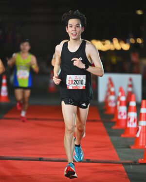 Copter Panuwat Kerdthongtavee Instagram - My hair was flying to New PB!!
“SWU RUN TOGETHER 2024” 🤍♥️

10K
TIME 52:54
PACE 5:18

ถือโอกาศดีๆ มศว ครบรอบ 75 ปี เด็กรหัส 58 ขอกลับมาเยี่ยมบ้านสักหน่อย หลังจากไม่ได้มีโอกาสมาแถวๆ นี้เลย ดีเทลที่มหาลัยเปลี่ยนไปบ้างเล็กน้อย แต่ก็ชวนให้นึกถึงสมัยที่ยังเรียนอยู่ ♥️

สนามนี้ ตั้งใจมาเก็บ PB นี่แหล่ะ จริงๆ อยากวิ่งให้ได้เร็วกว่านี้อีกนิด แต่ติดที่อากาศ!! สภาพเหมือนซ้อมตกนรกมาก ร้อนอบอ้าวชนิดที่ไม่มีลมปะทะตัวเลย วิ่งคว้าน้ำเย็นทุกจุดรับน้ำมาราดตัวรัวๆ แล้วที่ขำคือตลอดระยะทางการวิ่งของตัวเองไม่รู้ตัวเลยว่ารองเท้ากัด!! 

มารู้ตัวอีกทีคือหลังจากเข้าเส้นชัยไปเปลี่ยนรองเท้า ป๊าดดด แสบแท้ ทะลุถุงเท้า 55555 (เป็นเหตุการณ์ที่ไม่เคยเกิดขึ้นกับรองเท้าคู่นี้เลยน่าจะรัดเชือกแน่นไปหน่อย 🥲)

แต่โดยรวมคือสนุกมากๆฮะ แถมได้กลับมาเยี่ยมบ้าน มศว ด้วย ฟินๆ ครับ

#SWURUNTOGETHER2024 #SWU #ทีมมศว #มศว 
#run #running #10k #minimarathon #marathon