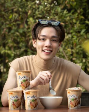Copter Panuwat Kerdthongtavee Instagram - ไอ้หมอนั่นที่เธอว่าเด็ด
มันอร่อยเท่ามาม่าข้าวต้มคัพรสเป็ดหรือเปล่า 😆

รสชาติที่คุ้นเคยแบบนี้ น้ำซุปก็หอม เข้มข้น ทำจากข้าวหอมมะลิแท้ตรงปกเต็มเมล็ดสุด ๆ 👍🏽 

หาซื้อได้ที่ร้านสะดวกซื้อ ห้างชั้นนำใกล้บ้าน และ https://www.sahapatdelivery.com/

#มาม่าอร่อย #มาม่าข้าวต้มคัพ #มาม่าข้าวต้มคัพรสเป็ด #มาม่าข้าวต้มเป็ดอร่อยเป็ดอีกแล้วคัพ