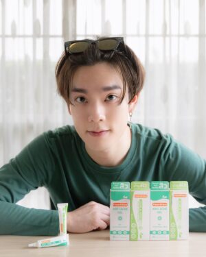 Copter Panuwat Kerdthongtavee Instagram - นี่เลยคู่หูหลอดเขียวหน้าใสไร้สิวของคอปเตอร์ Klean&Kare Anti Acne Gel และ Klean&KareScar & Spot Gel 🤍💚
 
เพียงแค่ 3 Step ง่ายๆ เช็ด-แต้ม-ทา 
Step 1 เช็ดผิวหน้าของเราด้วยน้ำเกลือเพื่อทำความสะอาดผิวหน้าก่อนนะฮะ
Step 2 แต้มฟื้นบำรุงผิวที่เป็นสิวประจำด้วย Klean&Kare Anti Acne Gel เขียวมินต์ แต้มสิวก่อนแล้วค่อย
Step 3 ทารอยสิว อย่างต่อเนื่องด้วย Klean&Kare Scar & Spot Gel  เพียงใช้สองตัวนี้คู่กันดูแลผิวที่เป็นสิวได้ทุกวันเลยครับ 
 
พิกัดการซื้อ Watsons , Savedrug, Bedee Application และร้านค้าชั้นนำทั่วประเทศและช่องทางออนไลน์ Klean&Kare official Store Shopee & Lazada 
 
#KLEANANDKARE #เป็นสิวไม่เป็นไร #คลีนทุกวันแคร์อย่างถูกวิธี