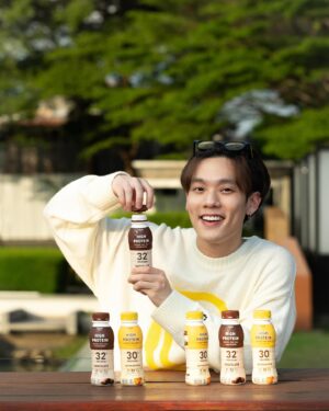 Copter Panuwat Kerdthongtavee Instagram - Brighten up your sunshine day with “Sunshine Dairy” ☀️🌅⛅️

ด้วยความที่พักหลัง พอผมเริ่มดูแลร่างกายด้วยการออกกำลังกายมากขึ้น แต่ยังไงก็ตาม อุปนิสัยการกินของเราก็มีส่วนต่อลักษณะทางกายภาพเช่นกัน แล้วมันจะดีกว่าไหม ถ้าเราสามารถเลือกดื่มสิ่งที่ดีและมาพร้อมความอร่อยด้วยย 🫶🏻

ใช่ครับผมกำลังพูดถึง
“Sunshine Dairy High Protein , Better Protein Milk”

ด้วยความดื่มง่ายเนื้อไม่หนัก แถมมาในสองรสชาติโปรดที่ผมชื่นชอบอย่าง ”ช็อกโกแลต และบัตเตอร์สก็อตช์“ ที่หอมหวานโดยไม่เติมน้ำตาลทราย และ ปราศจากน้ำตาลแลคโตส แถมยังมีโปรตีนสูงกว่า 30 กรัม ขึ้นแท่น อันดับ 1 นมแลคโตสฟรีที่มีโปรตีนสูงงง

นี่แหล่ะคือนิยามของ นมแลคโตสฟรี โปรตีนสูง ที่!!

”หุ่นเฟิร์มกว่า สบายท้องกว่า สุขภาพดีกว่า ดื่มง่ายกว่า“

วางจำหน่ายแล้ว ที่ 7-11 และซุปเปอร์มาร์เก็ตในห้างสรรพสินค้าชั้นนำทั่วไป ในราคาเพียง 49 บาท!! 

#SunshineDairyHighProtein #SunshineDairyBetterProteinMilk #นมซันชายน์แลคโตสฟรีโปรตีนสูง