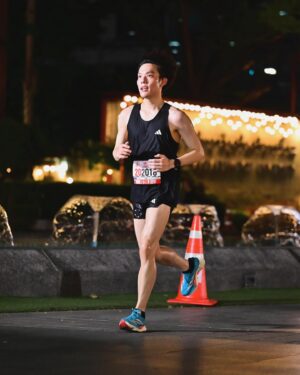 Copter Panuwat Kerdthongtavee Instagram - My hair was flying to New PB!!
“SWU RUN TOGETHER 2024” 🤍♥️

10K
TIME 52:54
PACE 5:18

ถือโอกาศดีๆ มศว ครบรอบ 75 ปี เด็กรหัส 58 ขอกลับมาเยี่ยมบ้านสักหน่อย หลังจากไม่ได้มีโอกาสมาแถวๆ นี้เลย ดีเทลที่มหาลัยเปลี่ยนไปบ้างเล็กน้อย แต่ก็ชวนให้นึกถึงสมัยที่ยังเรียนอยู่ ♥️

สนามนี้ ตั้งใจมาเก็บ PB นี่แหล่ะ จริงๆ อยากวิ่งให้ได้เร็วกว่านี้อีกนิด แต่ติดที่อากาศ!! สภาพเหมือนซ้อมตกนรกมาก ร้อนอบอ้าวชนิดที่ไม่มีลมปะทะตัวเลย วิ่งคว้าน้ำเย็นทุกจุดรับน้ำมาราดตัวรัวๆ แล้วที่ขำคือตลอดระยะทางการวิ่งของตัวเองไม่รู้ตัวเลยว่ารองเท้ากัด!! 

มารู้ตัวอีกทีคือหลังจากเข้าเส้นชัยไปเปลี่ยนรองเท้า ป๊าดดด แสบแท้ ทะลุถุงเท้า 55555 (เป็นเหตุการณ์ที่ไม่เคยเกิดขึ้นกับรองเท้าคู่นี้เลยน่าจะรัดเชือกแน่นไปหน่อย 🥲)

แต่โดยรวมคือสนุกมากๆฮะ แถมได้กลับมาเยี่ยมบ้าน มศว ด้วย ฟินๆ ครับ

#SWURUNTOGETHER2024 #SWU #ทีมมศว #มศว 
#run #running #10k #minimarathon #marathon