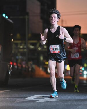 Copter Panuwat Kerdthongtavee Instagram - My hair was flying to New PB!!
“SWU RUN TOGETHER 2024” 🤍♥️

10K
TIME 52:54
PACE 5:18

ถือโอกาศดีๆ มศว ครบรอบ 75 ปี เด็กรหัส 58 ขอกลับมาเยี่ยมบ้านสักหน่อย หลังจากไม่ได้มีโอกาสมาแถวๆ นี้เลย ดีเทลที่มหาลัยเปลี่ยนไปบ้างเล็กน้อย แต่ก็ชวนให้นึกถึงสมัยที่ยังเรียนอยู่ ♥️

สนามนี้ ตั้งใจมาเก็บ PB นี่แหล่ะ จริงๆ อยากวิ่งให้ได้เร็วกว่านี้อีกนิด แต่ติดที่อากาศ!! สภาพเหมือนซ้อมตกนรกมาก ร้อนอบอ้าวชนิดที่ไม่มีลมปะทะตัวเลย วิ่งคว้าน้ำเย็นทุกจุดรับน้ำมาราดตัวรัวๆ แล้วที่ขำคือตลอดระยะทางการวิ่งของตัวเองไม่รู้ตัวเลยว่ารองเท้ากัด!! 

มารู้ตัวอีกทีคือหลังจากเข้าเส้นชัยไปเปลี่ยนรองเท้า ป๊าดดด แสบแท้ ทะลุถุงเท้า 55555 (เป็นเหตุการณ์ที่ไม่เคยเกิดขึ้นกับรองเท้าคู่นี้เลยน่าจะรัดเชือกแน่นไปหน่อย 🥲)

แต่โดยรวมคือสนุกมากๆฮะ แถมได้กลับมาเยี่ยมบ้าน มศว ด้วย ฟินๆ ครับ

#SWURUNTOGETHER2024 #SWU #ทีมมศว #มศว 
#run #running #10k #minimarathon #marathon