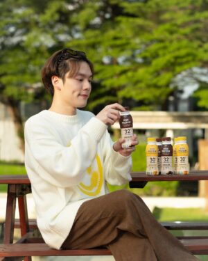Copter Panuwat Kerdthongtavee Instagram - Brighten up your sunshine day with “Sunshine Dairy” ☀️🌅⛅️

ด้วยความที่พักหลัง พอผมเริ่มดูแลร่างกายด้วยการออกกำลังกายมากขึ้น แต่ยังไงก็ตาม อุปนิสัยการกินของเราก็มีส่วนต่อลักษณะทางกายภาพเช่นกัน แล้วมันจะดีกว่าไหม ถ้าเราสามารถเลือกดื่มสิ่งที่ดีและมาพร้อมความอร่อยด้วยย 🫶🏻

ใช่ครับผมกำลังพูดถึง
“Sunshine Dairy High Protein , Better Protein Milk”

ด้วยความดื่มง่ายเนื้อไม่หนัก แถมมาในสองรสชาติโปรดที่ผมชื่นชอบอย่าง ”ช็อกโกแลต และบัตเตอร์สก็อตช์“ ที่หอมหวานโดยไม่เติมน้ำตาลทราย และ ปราศจากน้ำตาลแลคโตส แถมยังมีโปรตีนสูงกว่า 30 กรัม ขึ้นแท่น อันดับ 1 นมแลคโตสฟรีที่มีโปรตีนสูงงง

นี่แหล่ะคือนิยามของ นมแลคโตสฟรี โปรตีนสูง ที่!!

”หุ่นเฟิร์มกว่า สบายท้องกว่า สุขภาพดีกว่า ดื่มง่ายกว่า“

วางจำหน่ายแล้ว ที่ 7-11 และซุปเปอร์มาร์เก็ตในห้างสรรพสินค้าชั้นนำทั่วไป ในราคาเพียง 49 บาท!! 

#SunshineDairyHighProtein #SunshineDairyBetterProteinMilk #นมซันชายน์แลคโตสฟรีโปรตีนสูง