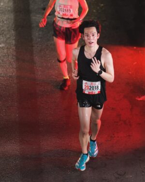 Copter Panuwat Kerdthongtavee Instagram - My hair was flying to New PB!!
“SWU RUN TOGETHER 2024” 🤍♥️

10K
TIME 52:54
PACE 5:18

ถือโอกาศดีๆ มศว ครบรอบ 75 ปี เด็กรหัส 58 ขอกลับมาเยี่ยมบ้านสักหน่อย หลังจากไม่ได้มีโอกาสมาแถวๆ นี้เลย ดีเทลที่มหาลัยเปลี่ยนไปบ้างเล็กน้อย แต่ก็ชวนให้นึกถึงสมัยที่ยังเรียนอยู่ ♥️

สนามนี้ ตั้งใจมาเก็บ PB นี่แหล่ะ จริงๆ อยากวิ่งให้ได้เร็วกว่านี้อีกนิด แต่ติดที่อากาศ!! สภาพเหมือนซ้อมตกนรกมาก ร้อนอบอ้าวชนิดที่ไม่มีลมปะทะตัวเลย วิ่งคว้าน้ำเย็นทุกจุดรับน้ำมาราดตัวรัวๆ แล้วที่ขำคือตลอดระยะทางการวิ่งของตัวเองไม่รู้ตัวเลยว่ารองเท้ากัด!! 

มารู้ตัวอีกทีคือหลังจากเข้าเส้นชัยไปเปลี่ยนรองเท้า ป๊าดดด แสบแท้ ทะลุถุงเท้า 55555 (เป็นเหตุการณ์ที่ไม่เคยเกิดขึ้นกับรองเท้าคู่นี้เลยน่าจะรัดเชือกแน่นไปหน่อย 🥲)

แต่โดยรวมคือสนุกมากๆฮะ แถมได้กลับมาเยี่ยมบ้าน มศว ด้วย ฟินๆ ครับ

#SWURUNTOGETHER2024 #SWU #ทีมมศว #มศว 
#run #running #10k #minimarathon #marathon
