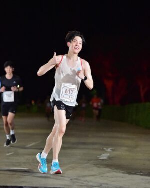 Copter Panuwat Kerdthongtavee Instagram - My first race of this year

10K
TIME 54:36
PACE 5:28
PB!

ครั้งนี้จบแบบไม่เจ็บเลย สนามนี้ไม่ง่ายอย่างที่คิด ด้วยความที่มี 4 สะพาน 🥹 แต่สนามที่แล้วมีประสบการณ์กับสะพานมาแล้ว ก็เลยเตรียมตัวมาประมาณนึง แถมอากาศร้อน!! ร้อนกว่าที่คิดพอสมควร แต่ก็ผ่านมาได้ ด้วยเทคนิคและการลาก จากพี่ @earth_oscar #Fullturnmarathon แรกๆ ก็วิ่งเพื่อสุขภาพ เข้าสองกิโลสุดท้ายคือ วิ่งเพื่อกายภาพละ 🤣 สับ PACE 5:00 แบบมันส์สุดๆ ขอบคุณด้วยฮะะ

โดยรวมถือว่าตัวเองพัฒนาขึ้นเยอะจากจุดเริ่มต้น จากที่ผ่านมาสองสนามไม่เคยเข้า SUB 1 แต่ด้วยเป้าหมายที่ตั้งไว้แต่ต้น ก็เลยพยายามซ้อมมาตลอด มีหยุดเนื่องด้วยการเจ็บข้างเข่าของตัวเองบ้างแต่ก็พยายามรักษา พยายามซ้อม เท่าที่เราจะไม่บาดเจ็บจนเป็นผลลัพธ์ในวันนี้ 🏃🏻🎉

เอาจริงสนุกมากนะ ตื่นตั้งแต่ตี 1:50 ขับรถลุยจากราชพฤกษ์ไปถึงลาดกระบัง ขาไปก็ขับรถเพลินๆ ขับขากลับตะคริวแทบกิน 🤣 แต่แฮปปี้มากมีความสุขมากก

#SPO42K
#SIAMPREMIUMOUTLETBANGKOK42K
#RUNNING