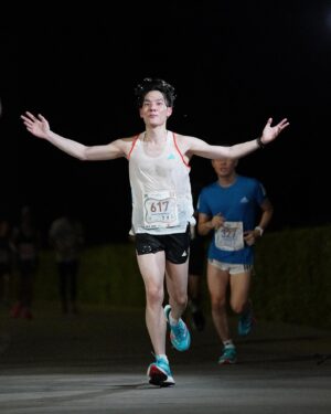 Copter Panuwat Kerdthongtavee Instagram - My first race of this year

10K
TIME 54:36
PACE 5:28
PB!

ครั้งนี้จบแบบไม่เจ็บเลย สนามนี้ไม่ง่ายอย่างที่คิด ด้วยความที่มี 4 สะพาน 🥹 แต่สนามที่แล้วมีประสบการณ์กับสะพานมาแล้ว ก็เลยเตรียมตัวมาประมาณนึง แถมอากาศร้อน!! ร้อนกว่าที่คิดพอสมควร แต่ก็ผ่านมาได้ ด้วยเทคนิคและการลาก จากพี่ @earth_oscar #Fullturnmarathon แรกๆ ก็วิ่งเพื่อสุขภาพ เข้าสองกิโลสุดท้ายคือ วิ่งเพื่อกายภาพละ 🤣 สับ PACE 5:00 แบบมันส์สุดๆ ขอบคุณด้วยฮะะ

โดยรวมถือว่าตัวเองพัฒนาขึ้นเยอะจากจุดเริ่มต้น จากที่ผ่านมาสองสนามไม่เคยเข้า SUB 1 แต่ด้วยเป้าหมายที่ตั้งไว้แต่ต้น ก็เลยพยายามซ้อมมาตลอด มีหยุดเนื่องด้วยการเจ็บข้างเข่าของตัวเองบ้างแต่ก็พยายามรักษา พยายามซ้อม เท่าที่เราจะไม่บาดเจ็บจนเป็นผลลัพธ์ในวันนี้ 🏃🏻🎉

เอาจริงสนุกมากนะ ตื่นตั้งแต่ตี 1:50 ขับรถลุยจากราชพฤกษ์ไปถึงลาดกระบัง ขาไปก็ขับรถเพลินๆ ขับขากลับตะคริวแทบกิน 🤣 แต่แฮปปี้มากมีความสุขมากก

#SPO42K
#SIAMPREMIUMOUTLETBANGKOK42K
#RUNNING