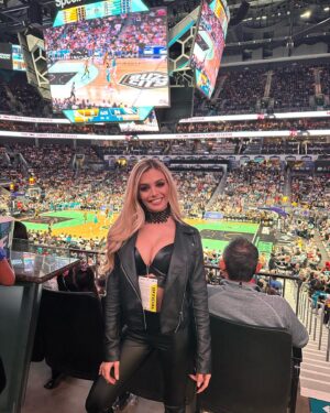 Coral González Instagram - Actuando para 🏀 NBA @hornets y @warriors en el medio tiempo ante 20.000 personas ha sido de locos !! 🤯🤯 🏀 
Nunca pensé actuar en un estadio asi en los EEUU!! 🇺🇸 
Gracias @deadly_games por esta experiencia increíble y no matarme en otro show 🤪🤪🪓🔪 que será lo siguiente? 😏😏