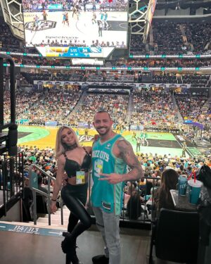Coral González Instagram - Actuando para 🏀 NBA @hornets y @warriors en el medio tiempo ante 20.000 personas ha sido de locos !! 🤯🤯 🏀 
Nunca pensé actuar en un estadio asi en los EEUU!! 🇺🇸 
Gracias @deadly_games por esta experiencia increíble y no matarme en otro show 🤪🤪🪓🔪 que será lo siguiente? 😏😏