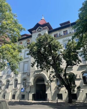 Corina Dănilă Instagram - Azi.. ❣️
30 de ani de la absolvirea facultății, la @unatc_ilcaragiale 
Un șuvoi de emoții și amintiri! 
Bucuria revederii cu colegii și profesorii!
Goluri în suflet și gând pios pentru cei plecați dintre noi, profesori și colegi..
#actorslife #memories