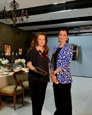 Corina Dănilă Instagram - Când am decis - fascinată fiind de complexitatea ediției cu numărul 14 a @artsafari_bucharest - să-i cer ajutorul pentru a putea filma pentru emisiunea “CE FACEM ÎN WEEKEND❓”, nestingheriți și fără a deranja pubicul vizitator, n-a stat pe gânduri deloc! A pus în mișcare un mecanism organizatoric care a funcționat perfect: de la curatorii care au fost mai mult decât încântați să ne vorbească despre operele de artă valoroase și obiectele din cele șase expoziții, până la responsabilii de proiect, ghizii și voluntarii dornici să ne ajute! 

Ea -Ioana Ciocan- este artist, curator, doctor în artă și organizează ART SAFARI de mai bine de zece ani, devenit un adevărat fenomen cultural cu tradiție. 
“Arta trebuie să circule pentru a bucura, provoca și educa privitorii” - spune Ioana Ciocan, așa că aduce în România operele la care până acum nu aveam acces și duce lucrările artiștilor români în toate colțurile lumii. 
Este comisarul României pentru Bienala de artă de la Veneția, cea de-a 60-a ediție fiind programată în acest an între 20 aprilie și 24 noiembrie.

Ce rol joacă România la această ediţie a Bienalei de la Veneţia şi ce aduce ca perspectivă artistică, am întrebat-o într-un foarte scurt interviu, pe care-l puteți urmări vineri, 12 aprilie, în cadrul emisiunii, de la ora 19:00 și online aici: https://youtu.be/ng5BLeLEioo

Îi mulțumesc Ioanei pentru tot suportul pe care ni l-a oferit, împreună cu echipa de excepție cu care încântă publicul vizitator la ART SAFARI! Felicitări, încă o dată pentru acest succes antreprenorial creativ devenit deja tradiție în mentalul publicului!
Mulțumesc: Cristina Lica, Simona Vilău, Irina Meliță, Ștefan Simion, Irina Cornișteanu, Maria Munteanu, Monica Dumitru și George Manea!

Mergeți și vizitați ART SAFARI - TAINE ȘI COMORI! Vă veți bucura sufletul cu adevărat!
🙏❤️
#cefaceminweekend #artsafari #expo #art #fatitimppentrutine