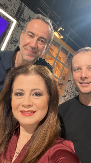 Corina Dănilă Instagram - Avem un Jurnal Cultural nou-nouț pentru dumneavoastră, în câteva minute, la TVR Cultural! Vorbim și cu doi împricinați în cel mai nou proiect teatral, la @arcub.bucuresti : “Bazinul de Nord”, regia @alexmazgareanu , cu @pavluserban și @vladlinta 
Baftă la premieră! 
Iar pe dumneavoastră vă invit să ne fiți alături, la #jurnalulcultural 🤗
#television