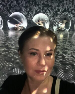 Corina Dănilă Instagram - 40 de minute de evadare din cotidian, o întreagă lume pe care o imaginezi și o poveste în care intri. Un performance gândit de @bobipricop , susținut la superlativ de trupa aleasă de el și realizat într-un spațiu pe care vă invit să-l descoperiți (dacă n-ați făcut-o până acum): @mina.museum 🥰
A fost ultima reprezentație din această vară, vă mulțumesc pentru experiența trăită și felicitări încă o dată pentru acest produs artistic de excepție: [IN BETWEEN] 👏👏❤️
#inbetween #imersiveexperience #imersiveart #coreography #digitalart