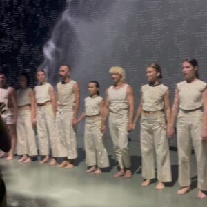 Corina Dănilă Instagram - 40 de minute de evadare din cotidian, o întreagă lume pe care o imaginezi și o poveste în care intri. Un performance gândit de @bobipricop , susținut la superlativ de trupa aleasă de el și realizat într-un spațiu pe care vă invit să-l descoperiți (dacă n-ați făcut-o până acum): @mina.museum 🥰
A fost ultima reprezentație din această vară, vă mulțumesc pentru experiența trăită și felicitări încă o dată pentru acest produs artistic de excepție: [IN BETWEEN] 👏👏❤️
#inbetween #imersiveexperience #imersiveart #coreography #digitalart