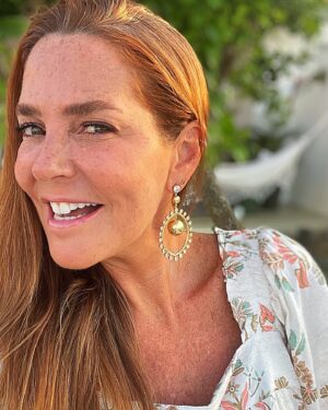 Cris Carvalho Instagram - SOL ajuda, VERÃO ajuda… e um belo par de brincos também ajuda muitooooo! @sarasousapinto 
.
.
#summervibes #sunset #sunlover #sarasousapintojewellery #finejewellery #alentejolovers #alentejolifestyle #summermagic
