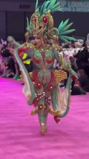 Cristian Peralta Instagram - Nuestra reina @cristianperaltatranformista entrando a @rupaulsdragcon 😍🇲🇽🏳️‍🌈