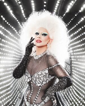 Cristian Peralta Instagram - Nunca subestimes el poder de una Drag Queen! Y menos si es tú Reina! 🌈🌈🌈🌈 Fotografía @rubendeleonhdz  Makeup @davidromancaracterizacion  Peluca @evelinecarmin ❤️❤️❤️❤️❤️❤️❤️❤️ @cristianperaltatranformista @dragracemexico #cristianperaltatransformista #cristianperalta #dragqueen #dragcon