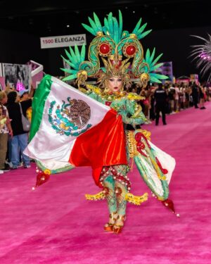 Cristian Peralta Instagram - México is in da House 🇲🇽. 

La ganadora de ‘Drag Race México’ primera temporada
@cristianperaltatranformista haciendo historia y presentando grandes looks en la @rupaulsdragcon 2024. 

.
.
.
.
.
.
.
.
.
.
.
.
.
.
.
.
.
.
.
#dragcon #drag #dragqueen #rupaul #rupauldragrace #rupauldragcon #mexico #vivamexico #moda #fashion #redcarpet #dragracemexico #dragraceméxico #dragracemexico1 #wowplus #lgbtpride #lgbt #cristianperalta #proudmexican #mexicolindo #mexicolindoyquerido #modafashion #dragqueens #dragmakeup #dragshow #coloresdemexico #mexicomagico #rupaulsdragcon #dragmexicano #tricolor