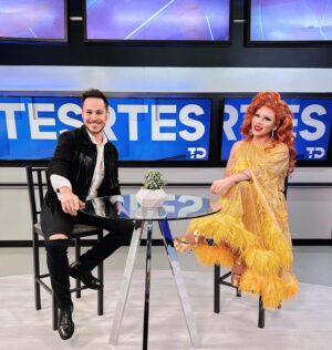Cristian Peralta Instagram - Hablamos del arte drag con el Máximo de México @cristianperaltatranformista 👑🏳️‍🌈🙂‍↔️, para visibilizar en la población las variantes de identidad de género y formas de expresión en quienes desempeñan este asombroso trabajo desde hace más de un siglo. 

Eres un encanto, Cris por eso portas esa corona y el mote de “Padre de Familia”🫰🏻 gracias por acompañarnos en @telediariogdl #Canal6 #MultimediosTV 📺📡

#CristianPeralta #DragRaceMéxico #DragRace #DragQueen #DragQueens #DragQueensOfInstagram